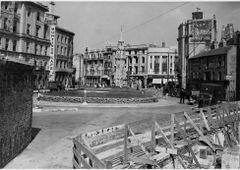 Harold-Place-showing-a-bomb-site-to-where-a-Restaurant-once-stood.-1947.